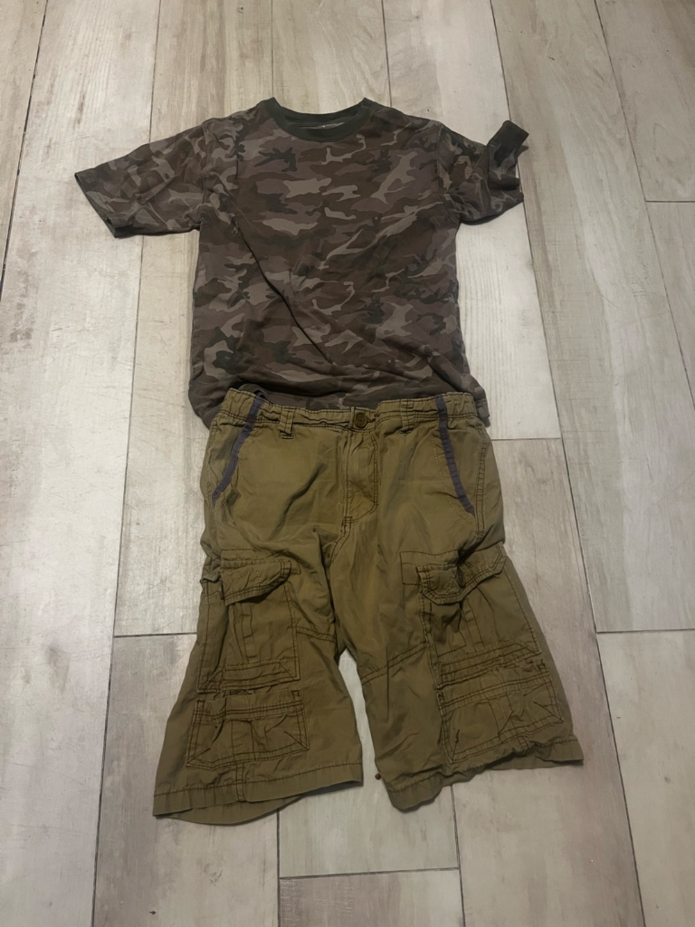 GENERa Boys Khaki Cargo Shorts with Red Logo Detail size 10 - Camo shirt